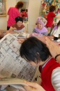 談笑するひとびとと、新聞を楽しむ人。