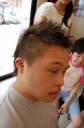 前からだけ見るとよく分からないんだけど、横から見ると、実はちょっとモヒカン・ヘアっぽいボリュームがあって何ともかっこいい!!