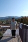 群馬の山並みと紅葉をバックに