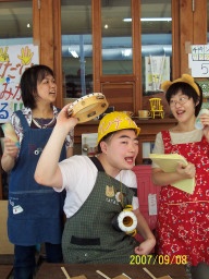 店番で祭りを盛り上げるカプカプメンバー