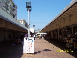 お手製フリーマーケット看板が立ったフリマ会場